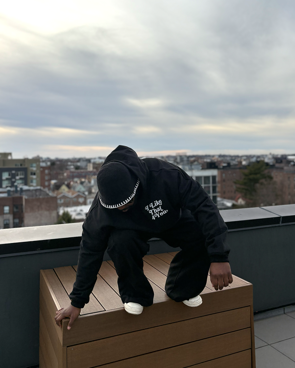 MITTEN POCKET CROPPED HOODIE
