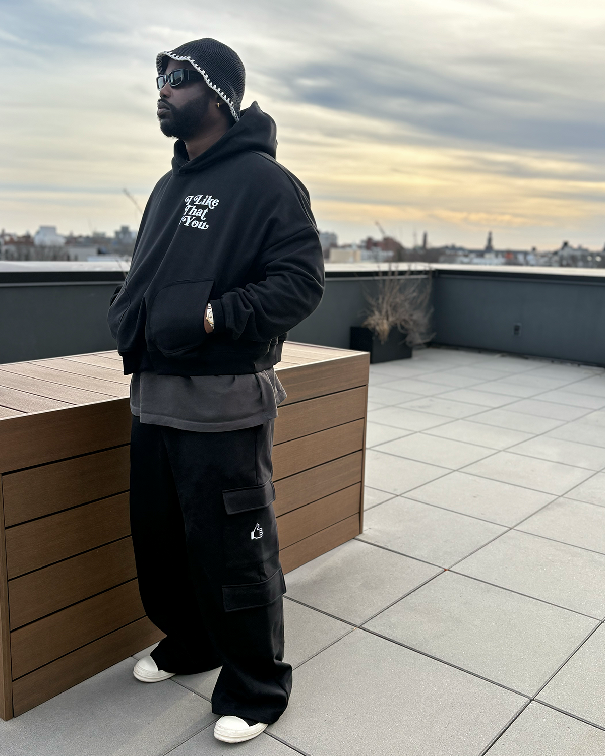 MITTEN POCKET CROPPED HOODIE