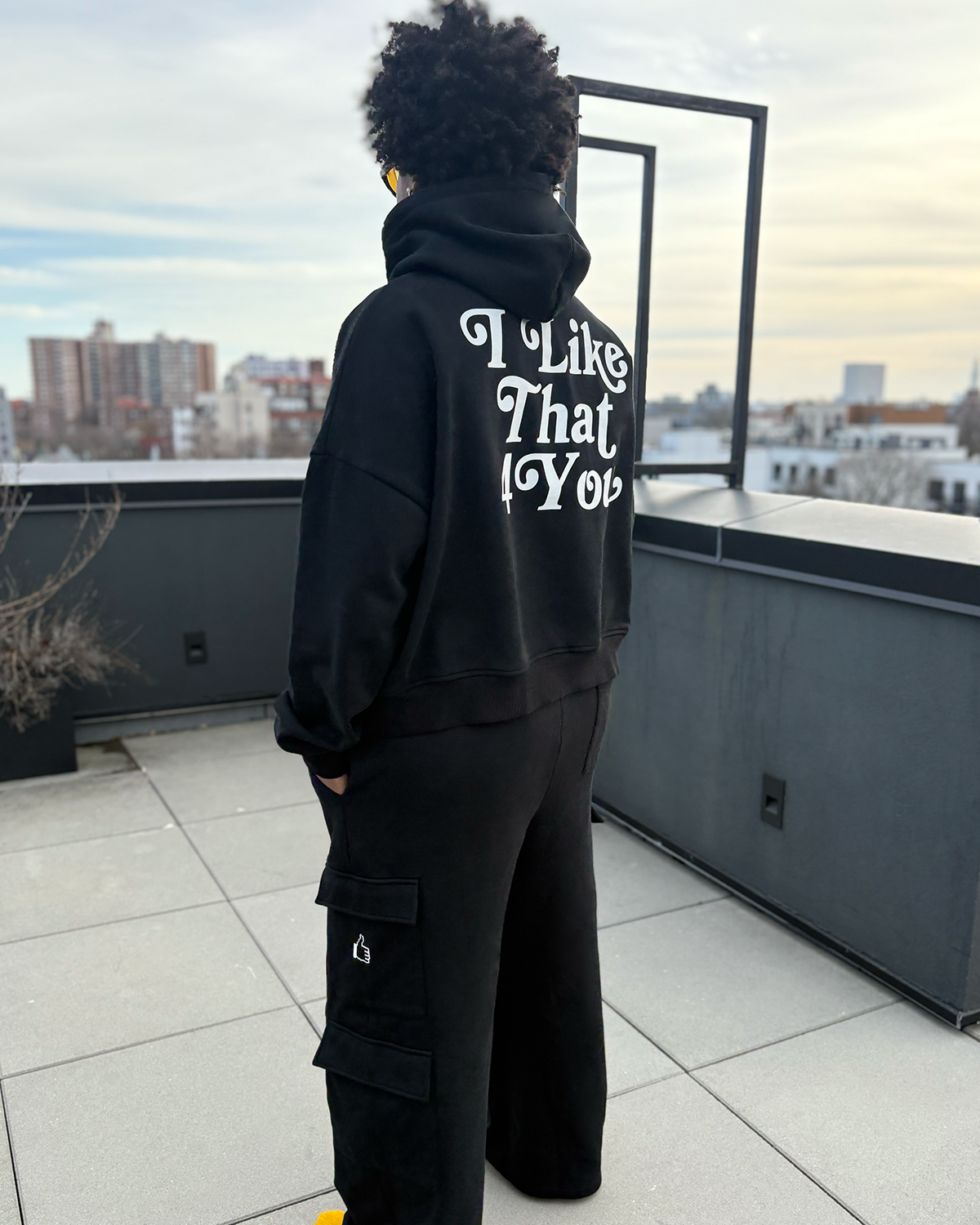 MITTEN POCKET CROPPED HOODIE