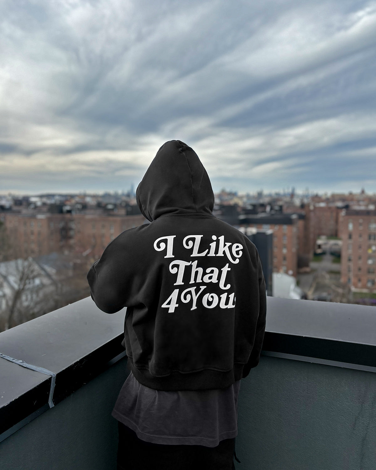 MITTEN POCKET CROPPED HOODIE